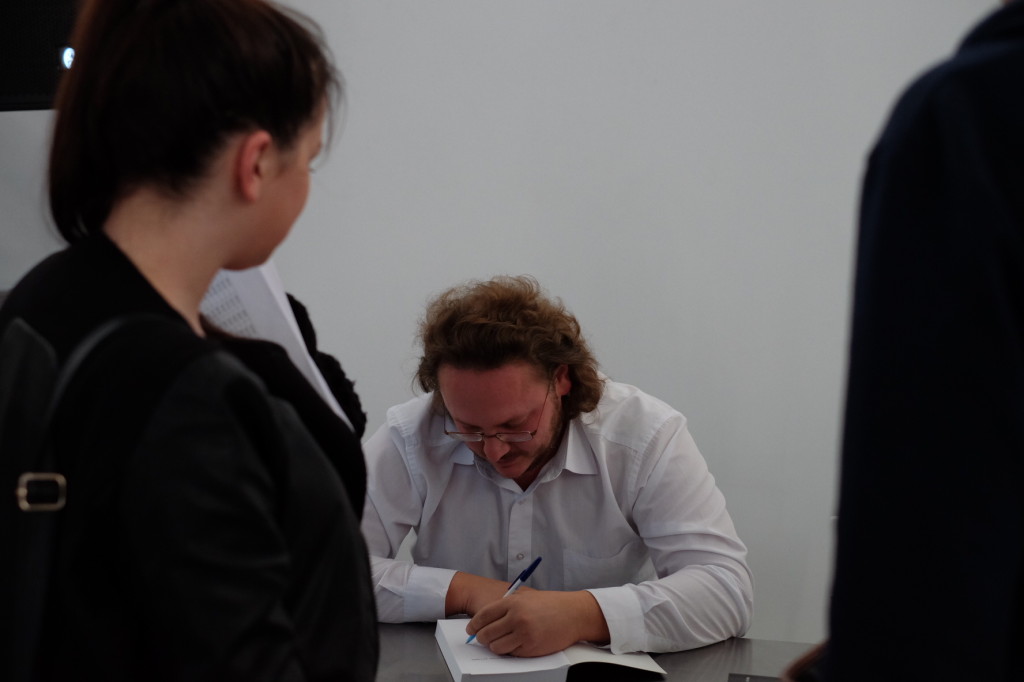 Псков. 6 мая 2014. Автограф-сессия Артура Соломонова