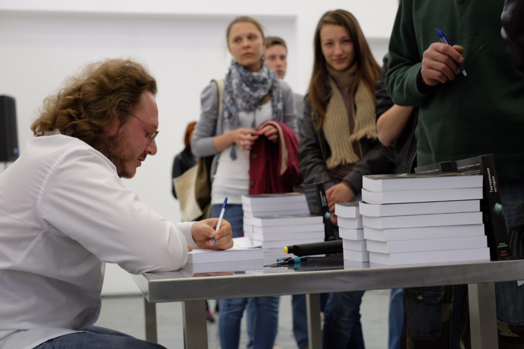 Псков. 6 мая 2014. Автограф-сессия Артура Соломонова