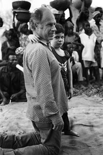 Питер Брук с сыном в Африке.