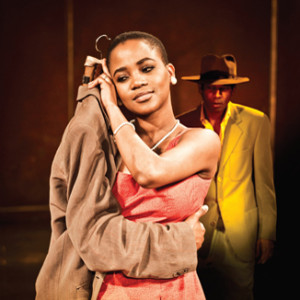 Спектакль "Костюм" Питер Брук. Девушка танцует с костюмом